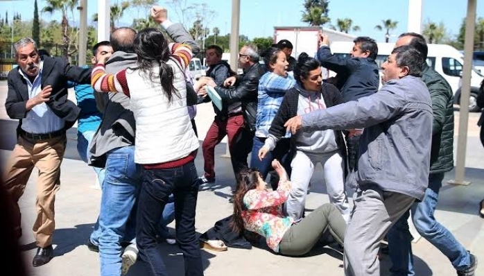 Beylikdüzü'nde taksici ile motosikletlinin kavgası