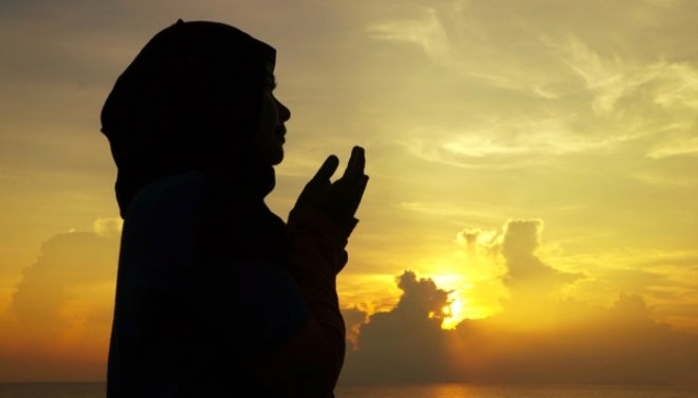 Cuma namazından sonra bu duayı okuyanların günahları affoluyor!