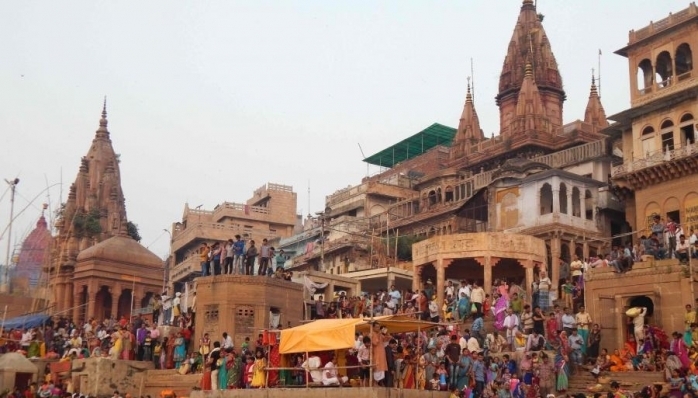 Hindistan'da 9 kişi çivili yataklarla üst üste yatarak rekor kırdı